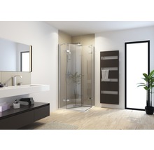Badkamer met douche, wastafel, spiegel en verwarming
