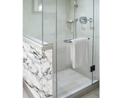 Badkamer met douche met glazen wand en marmerstructuur