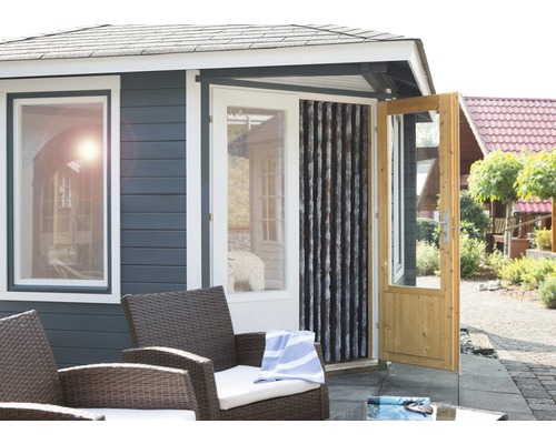 Tuinhuis met open houten deuren en ramen