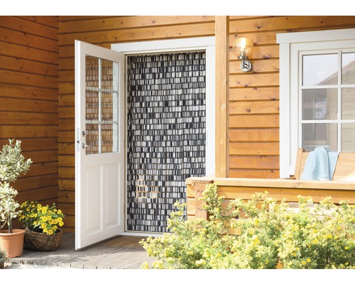 Houten huis met open deur en insectenwerend gordijn