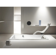 Badkamer met bad en ligstoel