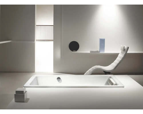 Badkamer met bad en ligstoel