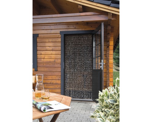 Houten tuinhuis met insectenwerend gordijn in de open deur