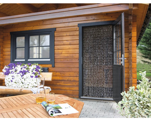 Houten tuinhuis met raam, deur met kralengordijn, houten tafel en bloemen