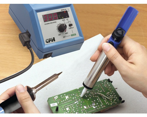 Soldeerwerk met soldeerbout, desoldeerpomp en soldeerstation