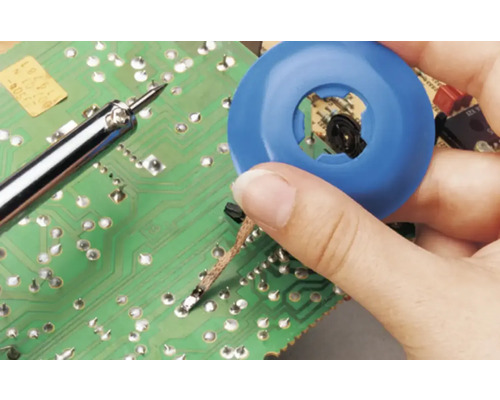 Soldeerbout, soldeertin en printplaat in detail