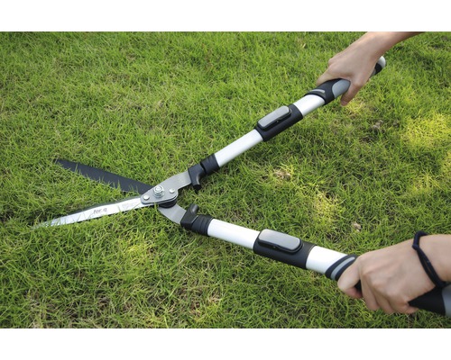 Tuinschaar met lange steel en metalen messen voor het knippen van gras