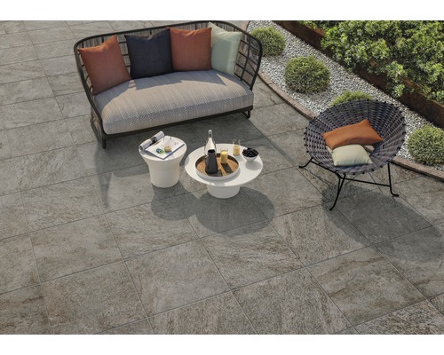 Buitenruimte met terrastegels, zitgroep en tuinontwerp