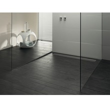 Badkamer met douche, houtlook vloertegels en witte bijzettafel