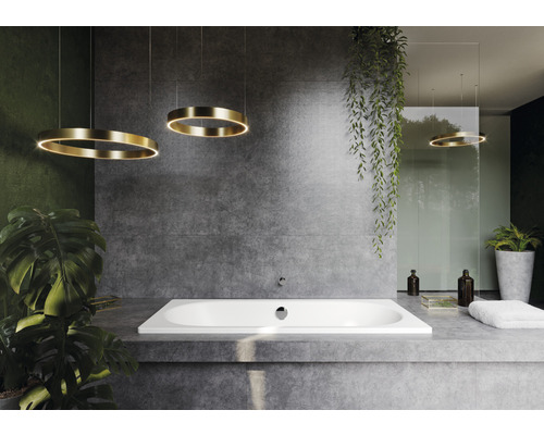 Badkamer met bad en ronde hanglampen