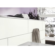 Moderne badkamer met wit badkamermeubel, handdoeken en decoraties