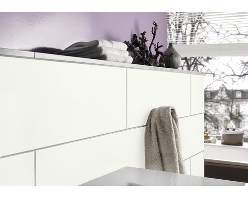 Moderne badkamer met wit badkamermeubel, handdoeken en decoraties