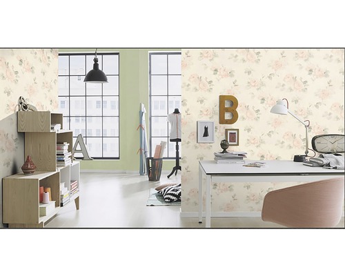 Lichte kamer met bloemenbehang, bureau en plank