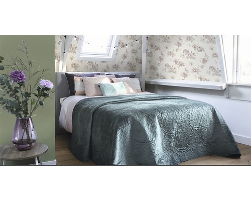 Lichte slaapkamer met tweepersoonsbed, bloemenbehang en decoratieve bloemenvaas