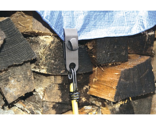 Zeil bevestigd met zeilbevestiging aan stapel hout