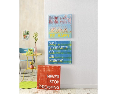 Decoratieve canvas schilderijen met motief en spreuken aan een wand