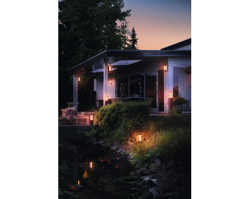 Verlicht huis met tuin, vijver en buitenverlichting