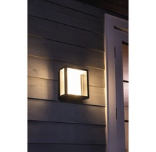 Vierkante wandlamp aan een huismuur