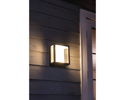 Vierkante wandlamp aan een huismuur