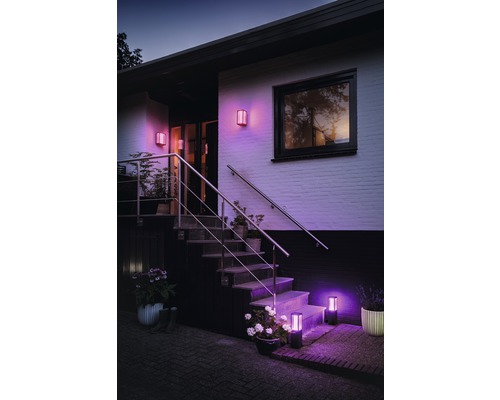 Gevel met trap, verlicht met buitenlampen en padverlichting