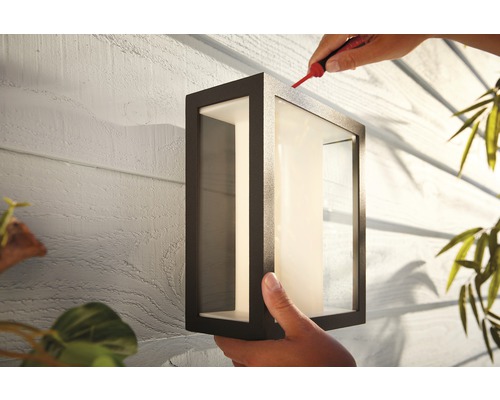 Installatie van een rechthoekige buitenlamp aan een huismuur