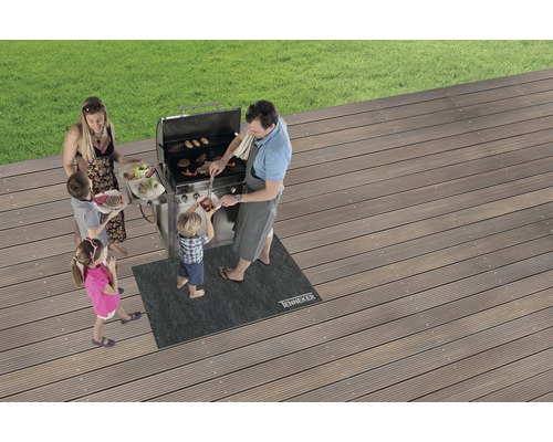 Familie aan het grillen op een terras met grillmat