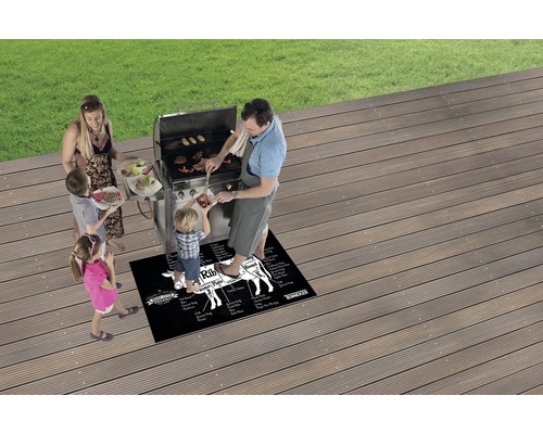 Familie aan het barbecueën op terras met grillmat met rundvleesschema