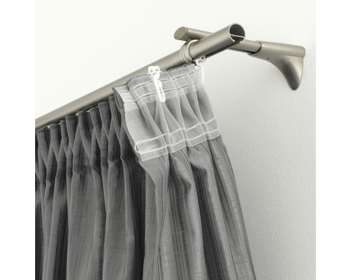 Gordijnroede met gordijn aan de muur