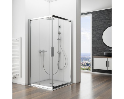 Badkamer met douche, wastafel en spiegel