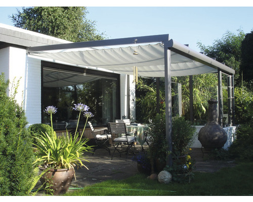 Terras met terrasoverkapping, tafel en stoelen in de tuin.