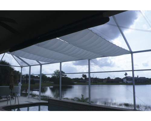 Overdekt terras met zwembad en uitzicht op het meer voor buiten