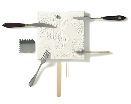 Creatieve set voor plastisch schilderen met canvas, spatels, vork, kam, tandenborstel en houten stokjes