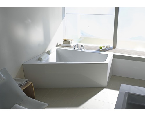 Lichte badkamer met bad en daglicht