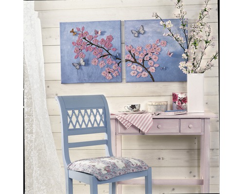 Decoratief interieur met stoel, tafel en muurschilderingen in bloemmotief