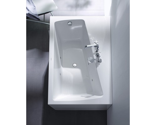 Rechthoekig bad met kraan in de badkamer