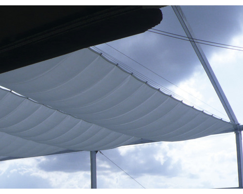 Detailopname van een flexibele terrasoverkapping met stoffen banen tussen metalen frames