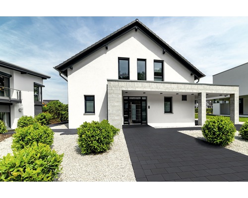 Moderne woning met bestrate oprit en tuin