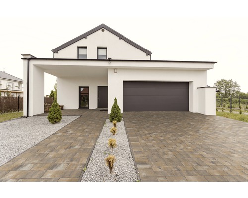 Eengezinswoning met bestrate oprit en garage