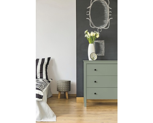 Slaapkamer met commode, kruk en bed