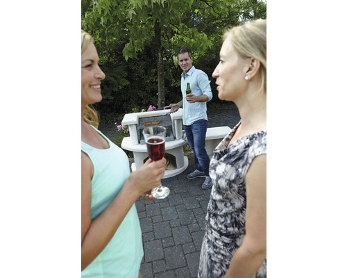 Scène met barbecuefeest in de tuin met gemetselde barbecue