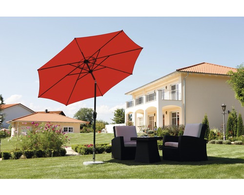 Tuinscene met een tuinspeeltuin, een tafel en stoelen