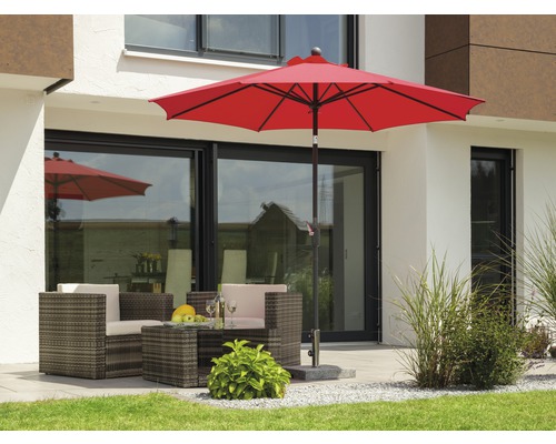 Terras met rode parasol en polyrotan zithoek