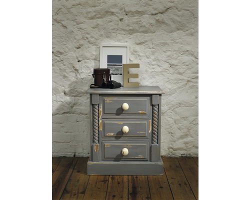 Ladekast met drie laden en antieke afwerking voor een muur