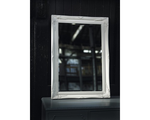 RUST-OLEUM Chalky Finish Meubelverf jute 750 ml Witte spiegel met versierde lijst staat op een meubel