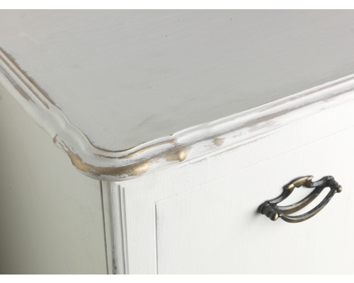 Detailopname van een commode met laden en handgrepen