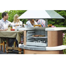 Gemetselde tuingrill met barbecuegerechten, houtskool en Jack Daniel''s barbecuesaus in de tuin met mensen