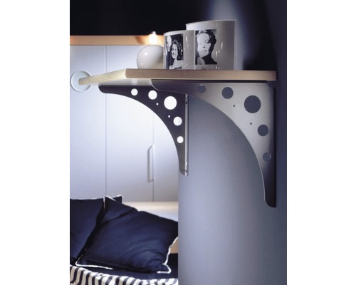 Wandplank met plankdragers en decoratie aan de muur