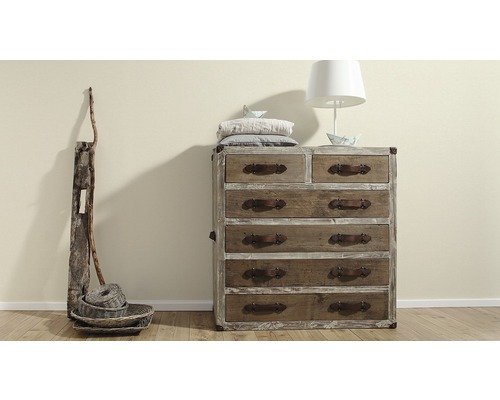 Commode in landelijke stijl met zeven laden, lamp, kussens en decoratie