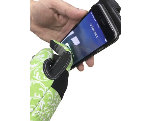 Een hand met een tuinhandschoen bedient een smartphone.