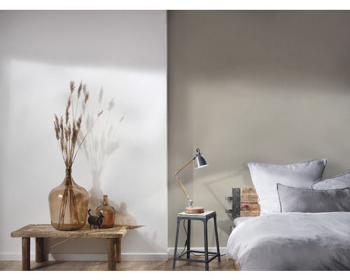 Decoratieve kamer met bed, tafellamp, bank en decoratie